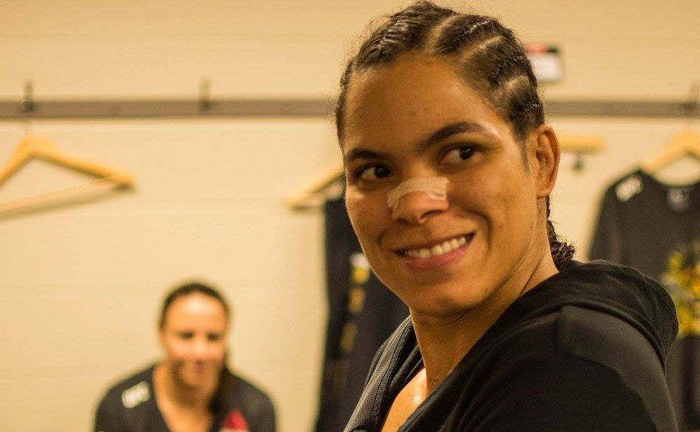 Amanda Nunes é campeã peso-galo e peso-pena do UFC