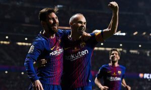 Messi comemora com Iniesta, do Barcelona