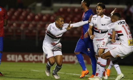 O zagueiro Bruno Alves comemora gol pelo São Paulo no Brasileirão