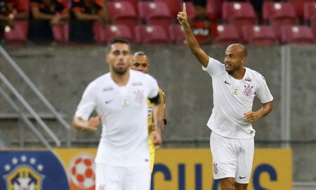 Roger comemora gol pelo Corinthians no Brasileirão 2018