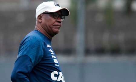 O técnico Serginho Chulapa à frente do Santos no Brasileirão