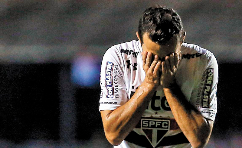 Colado no líder