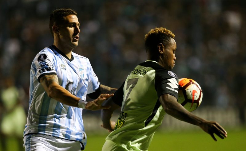 Gustavo Torres do Atletico Nacional disputa a bola com Bruno Bianchi Atletico Tucumán