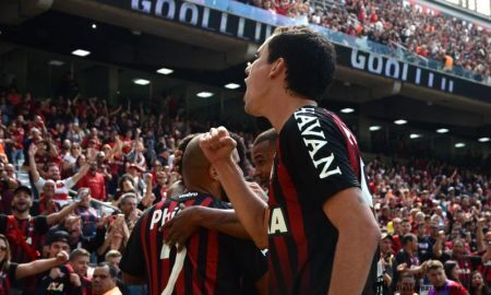 Jogadores do Atlético-PR comemoram