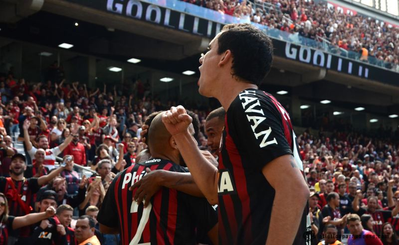Jogadores do Atlético-PR comemoram