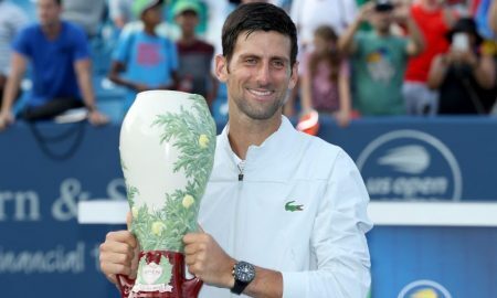 Novak Djokovic posa com o troféu após vencer o Masters 1000 de Cincinnati