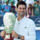 Novak Djokovic posa com o troféu após vencer o Masters 1000 de Cincinnati