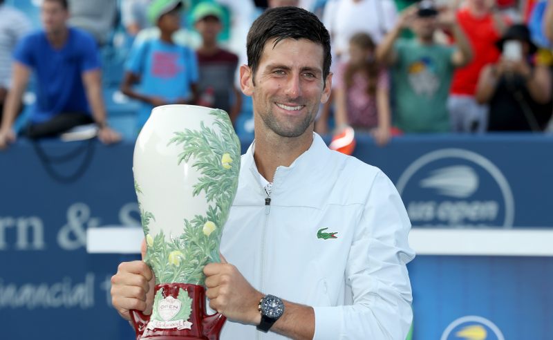 Novak Djokovic posa com o troféu após vencer o Masters 1000 de Cincinnati