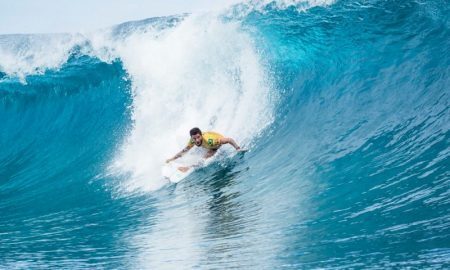 O surfista Filipe Toledo em uma onda