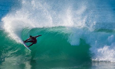 O surfista Filipe Toledo em J-Bay