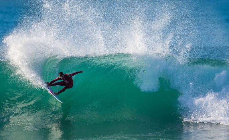 O surfista Filipe Toledo em J-Bay
