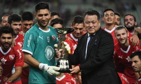 Independiente recebendo o troféu da Copa Banco Suruga