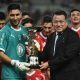 Independiente recebendo o troféu da Copa Banco Suruga
