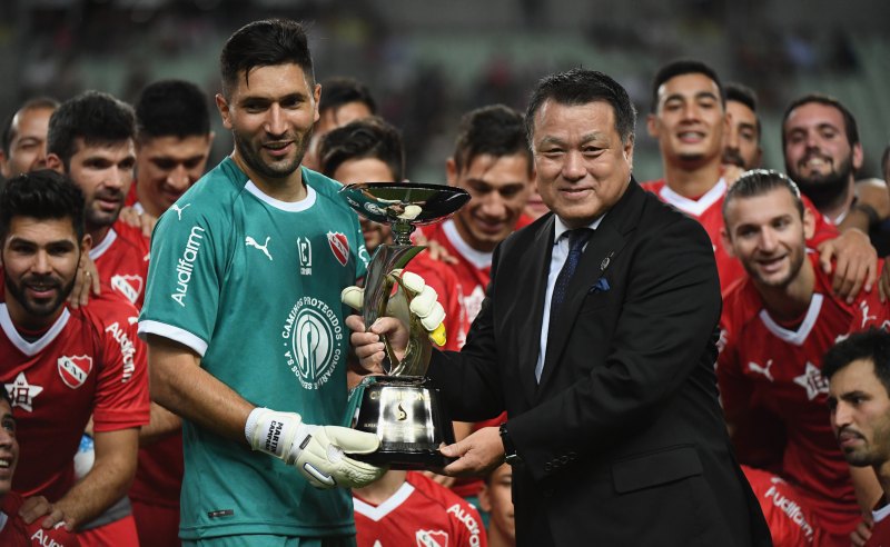 Independiente recebendo o troféu da Copa Banco Suruga