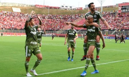 Deyverson e outros jogadores do Palmeiras comemoram gol