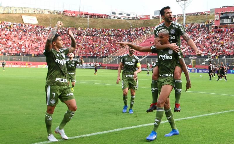 Deyverson e outros jogadores do Palmeiras comemoram gol