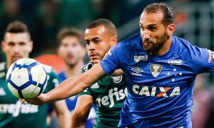 Cruzeiro sai na frente