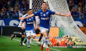 Cruzeiro larga na frente