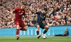 Sergio Aguero do Manchester City e Dejan Lovren do Liverpool