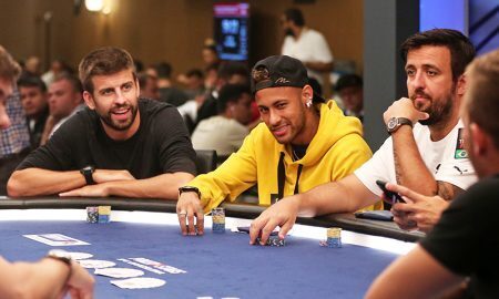 Neymar e Gerard Pique jogando poker em um cassino em Barcelona, Espanha.