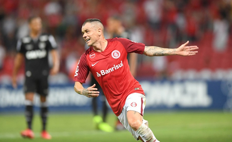 Jogador D'Alessandro, do Internacional, comemora gol no Brasileirão 2018