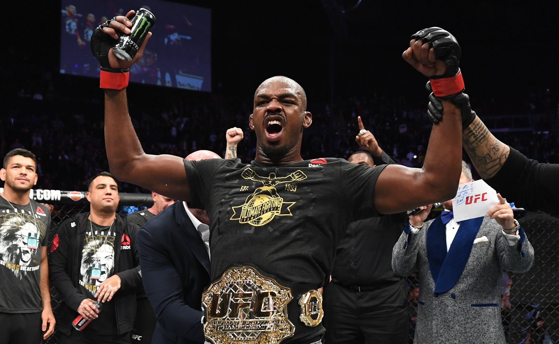 Jon Jones recupera cinturão dos meio-pesados no UFC 232