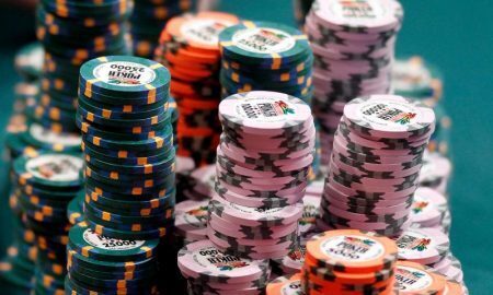 Fichas sobre mesa de poker