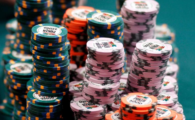 Fichas sobre mesa de poker