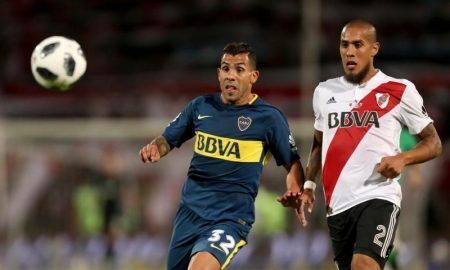 Carlos Tevez e Jonatan Maidana em jogo River Plate x Boca Juniors