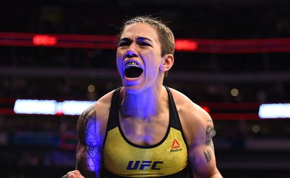 Jessica Andrade comemora vitória por nocaute no UFC 228