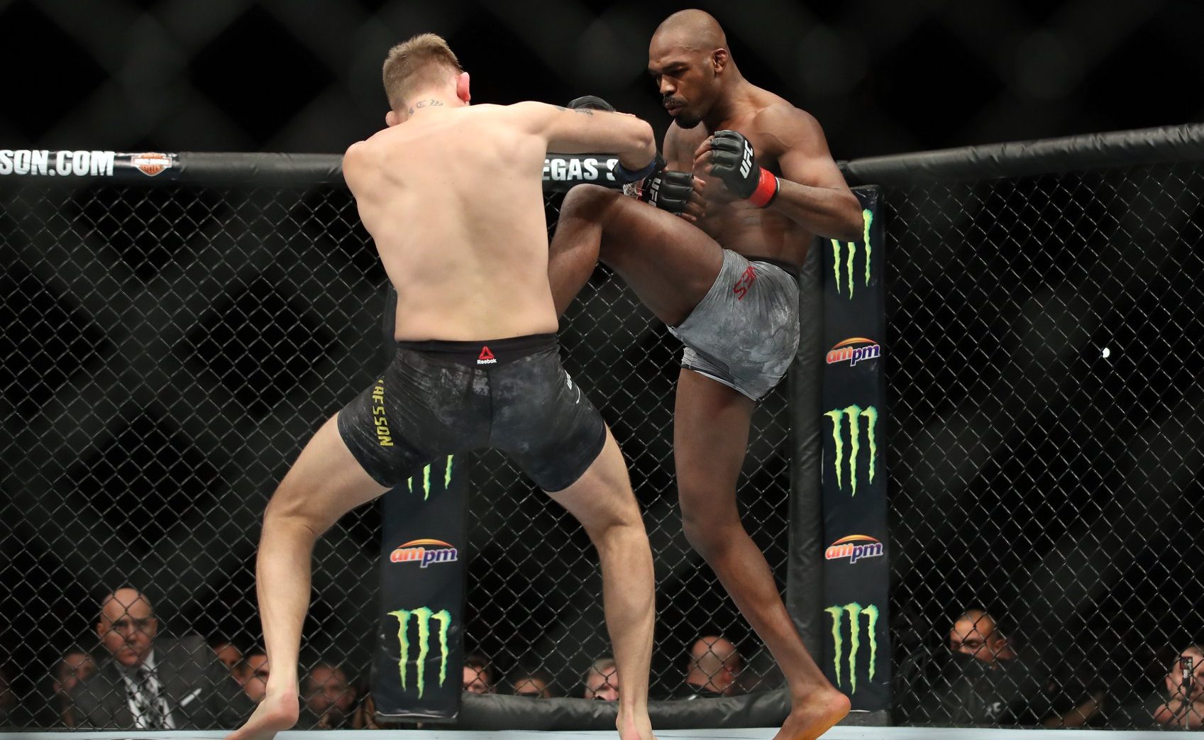Jon Jones nocauteou Alexander Gustafsson no UFC 232