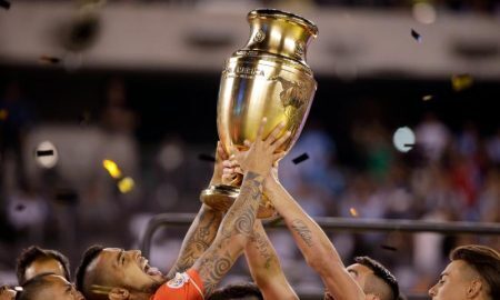 Jogadores do Chile levantam o troféu da Copa América, que a seleção conquistou em 2015 e 2016