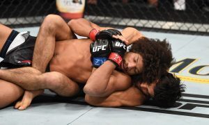 Kron Gracie finalizou Alex Caceres no primeiro round pelo UFC Phoenix