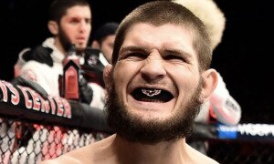 Khabib Nurmagomedov é campeão dos leves do UFC