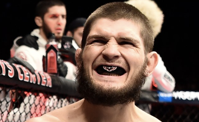 Khabib Nurmagomedov é campeão dos leves do UFC