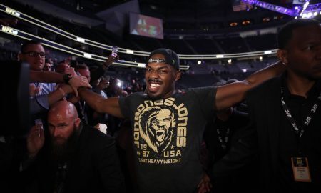 Jon Jones é o campeão dos meio-pesados do UFC