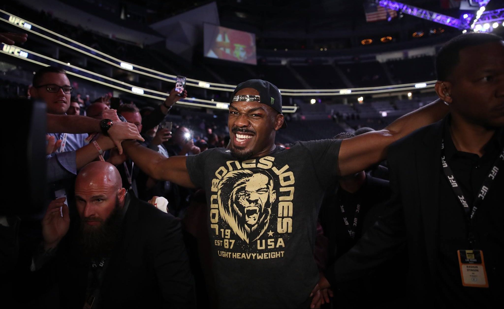 Jon Jones é o campeão dos meio-pesados do UFC