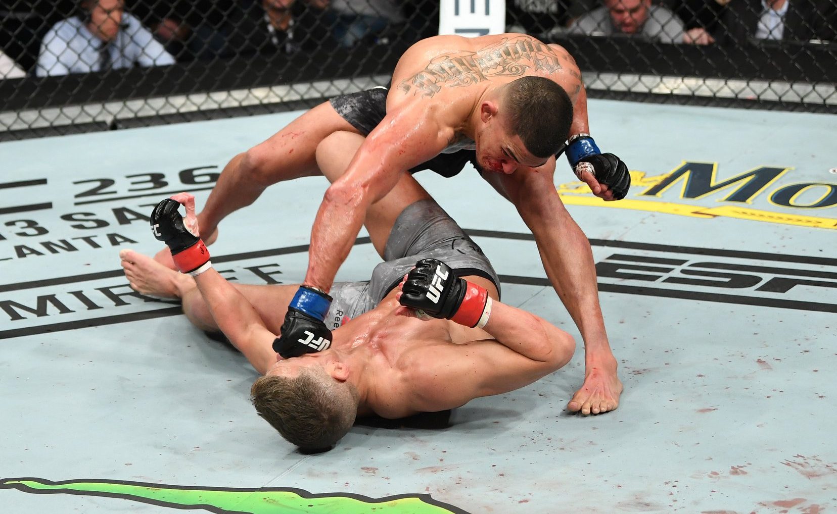 Anthony Pettis nocauteou Stephen Thompson no segundo round pelo UFC Nashville