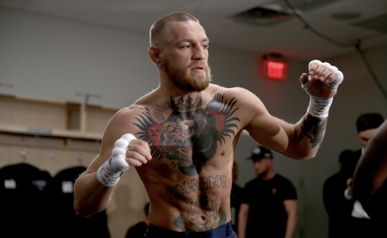 Conor McGregor é ex-campeão dos leves e dos penas do UFC