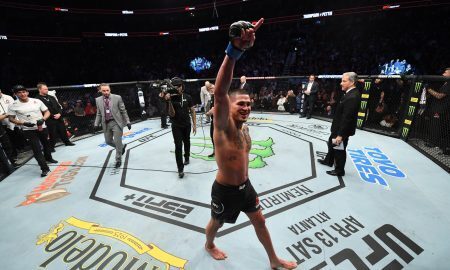 Anthony Pettis comemora vitória por nocaute contra Stephen Thompson no UFc Nashville