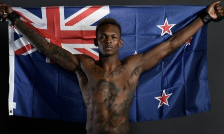 Israel Adesanya representa a Nova Zelândia no UFC