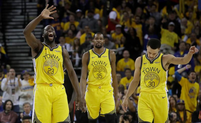 Draymond Green, Kevin Durant, and guard Stephen Curry dos Golden State Warriors