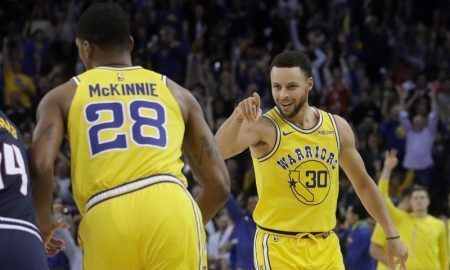 Stephen Curry e Alfonzo McKinnie dos Golden State Warriors