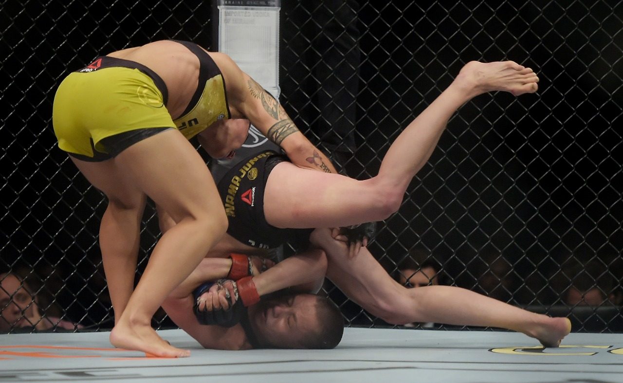 Jéssica Andrade usou bate-estaca para nocautear Rose Namajunas no UFC 237
