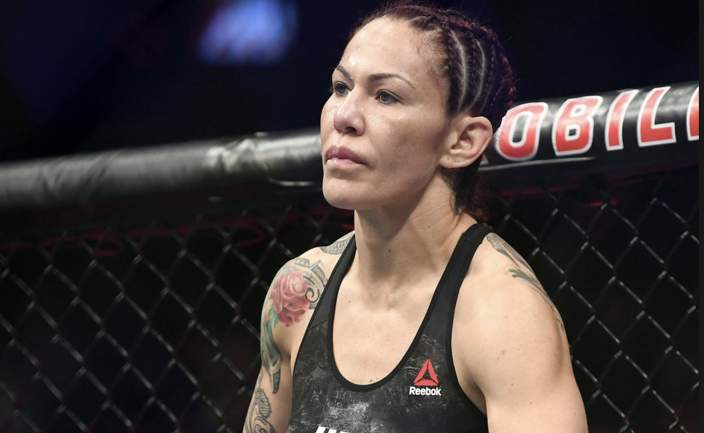 Cris Cyborg é ex-campeã peso-pena do UFC