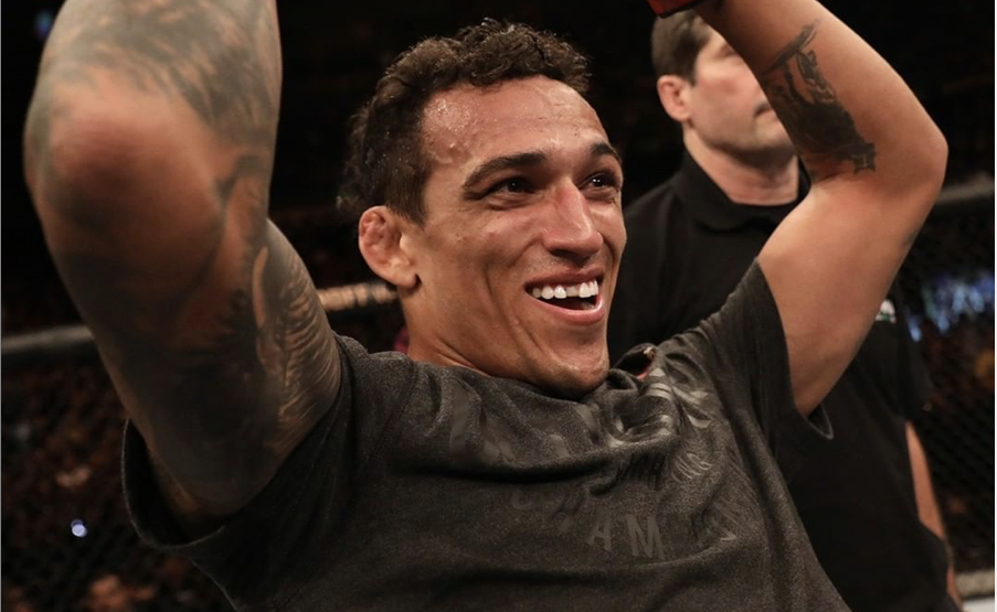 Charles Oliveira é lutador peso leve do UFC