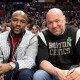 Floyd Mayweather posa ao lado de presidente do UFC, Dana White