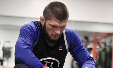 Khabib Nurmagomedov é campeão dos leves do UFC