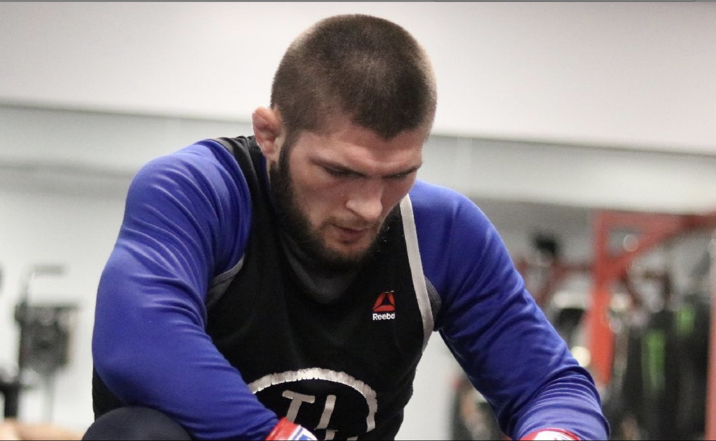 Khabib Nurmagomedov é campeão dos leves do UFC