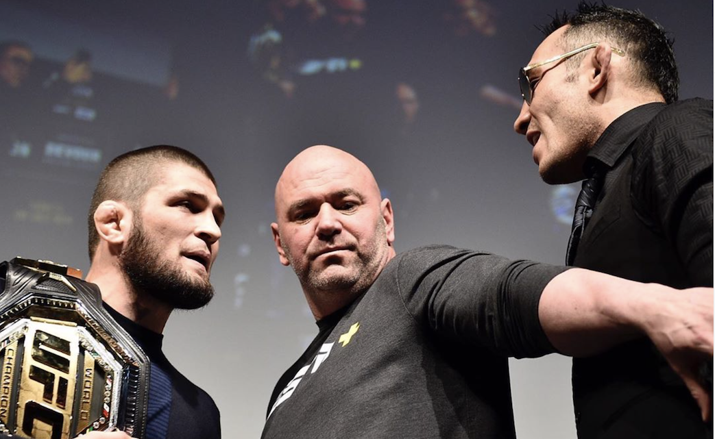 Khabib Nurmagomedov encara Tony. Ferguson antes do UFC 249